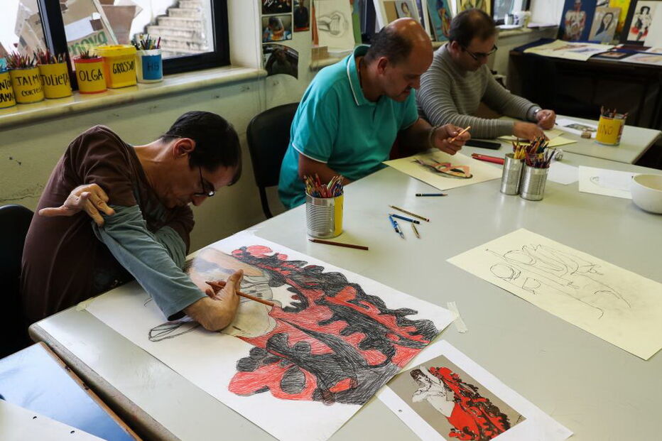 Pessoas com deficiência desenham e pintam no ateliê do projeto “CRU - O Corpo (Im)Perfeito”, da Associação de Paralisia Cerebral de Coimbra 