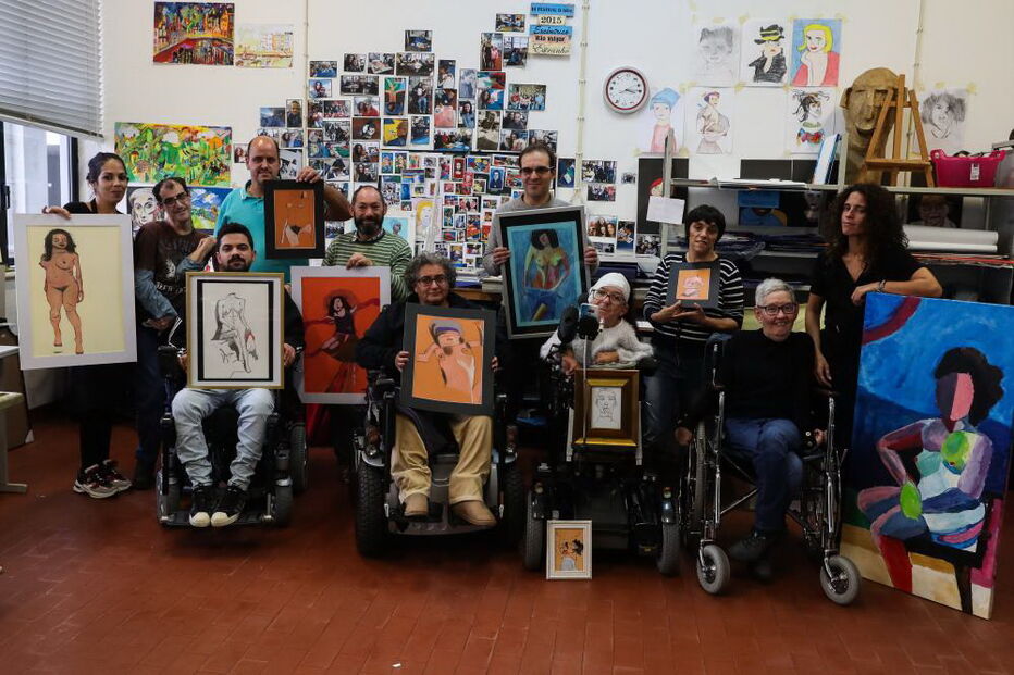 Pessoas com deficiência desenham e pintam no ateliê do projeto “CRU - O Corpo (Im)Perfeito”, da Associação de Paralisia Cerebral de Coimbra 