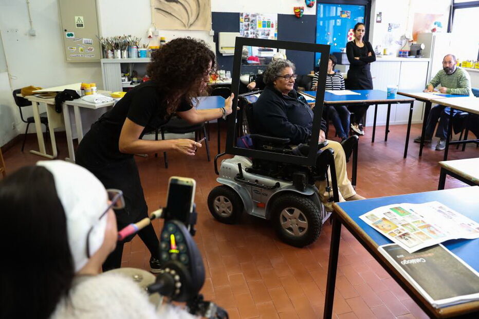 Pessoas com deficiência desenham e pintam no ateliê do projeto “CRU - O Corpo (Im)Perfeito”, da Associação de Paralisia Cerebral de Coimbra 