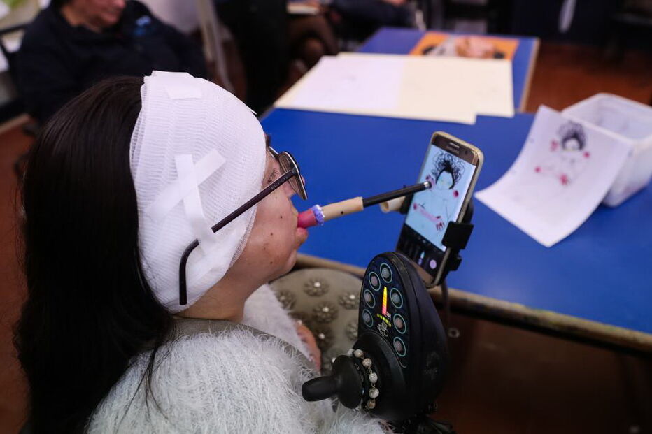 Pessoas com deficiência desenham e pintam no ateliê do projeto “CRU - O Corpo (Im)Perfeito”, da Associação de Paralisia Cerebral de Coimbra 