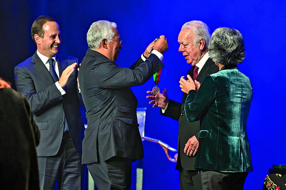 Carlos do Carmo condecorado na noite do adeus 