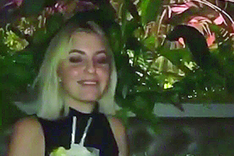 Jessica Athayde na saída à noite com amigos