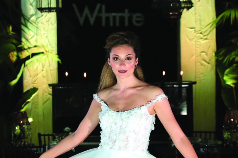 Um dos vestidos  de noiva do criador