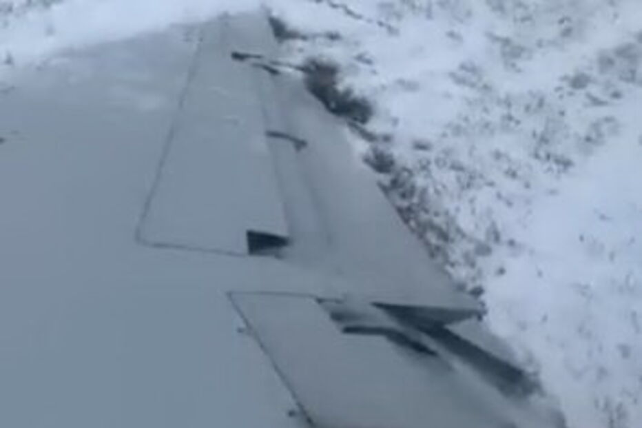 Avião da American Eagle despista-se no aeroporto de Chicago coberto de neve e gelo