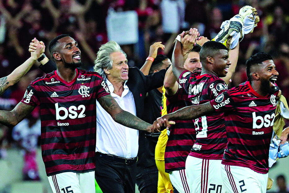 Jorge Jesus, jogadores, dirigentes e família jantam juntos depois da final 