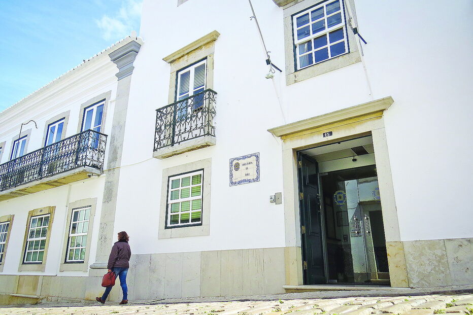 Polícia Judiciária começou a investigar os crimes de cariz sexual e deteve o padrasto da vítima menor    