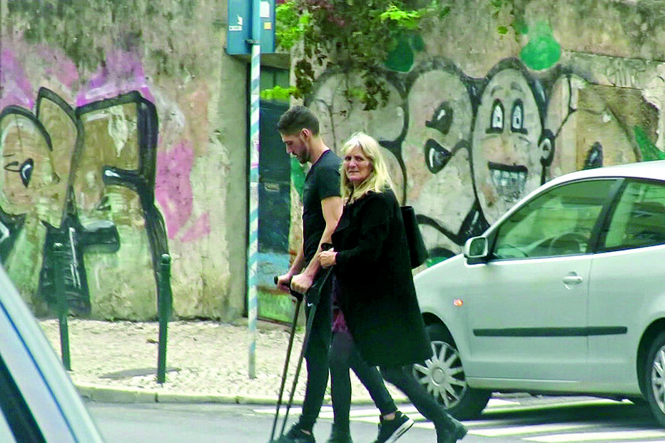 Mãe tem sido o grande apoio do ator e deixou o Porto, onde vivia, para estar ao lado do filho  