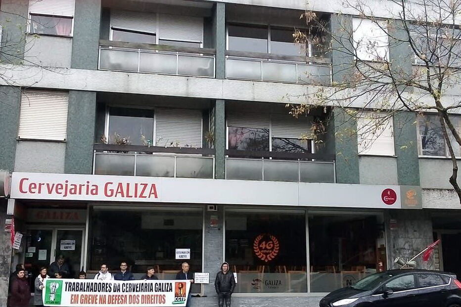 Trabalhadores em greve, contra o atraso do pagamento das remunerações, fecham a Cervejaria Galiza, Porto