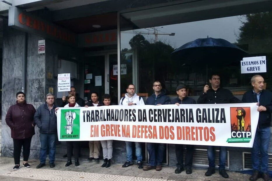 Trabalhadores em greve, contra o atraso do pagamento das remunerações, fecham a Cervejaria Galiza, Porto