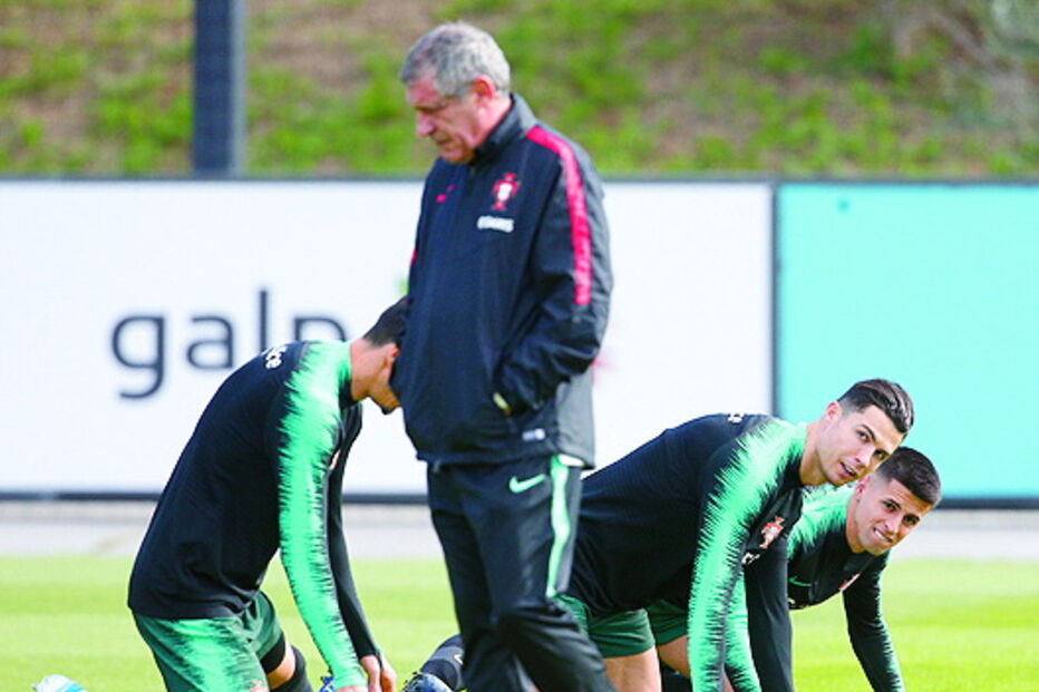 CR7 sorri nos treinos da seleção longe dos traumas da Juventus