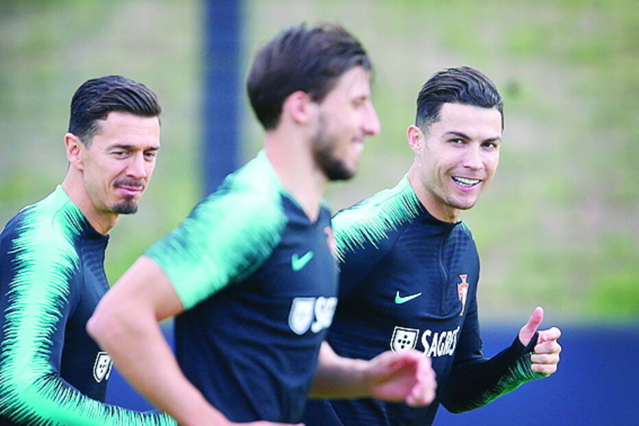 CR7 sorri nos treinos da seleção longe dos traumas da Juventus