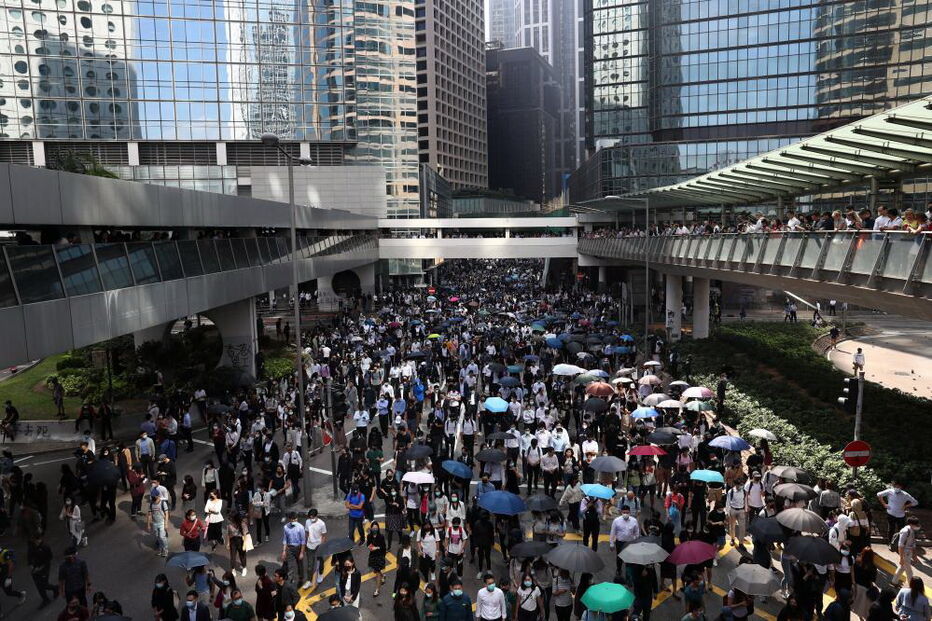 Confrontos em Hong Kong obrigam a reforço policial, parlamento suspenso e escolas fechadas