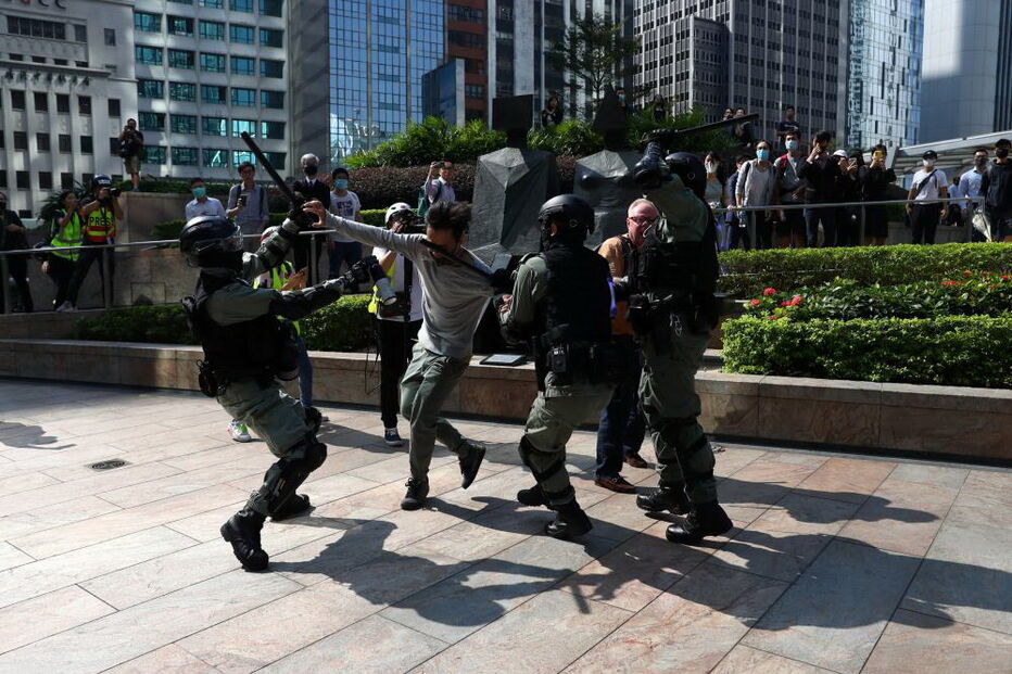 Confrontos em Hong Kong obrigam a reforço policial, parlamento suspenso e escolas fechadas