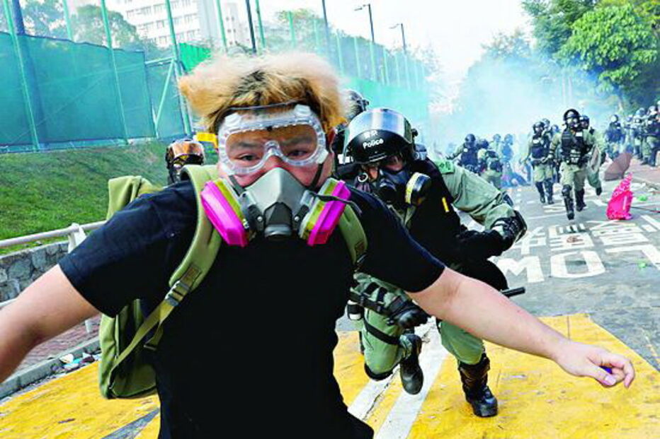 Confrontos em Hong Kong obrigam a reforço policial, parlamento suspenso e escolas fechadas
