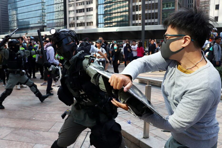 Confrontos em Hong Kong obrigam a reforço policial, parlamento suspenso e escolas fechadas