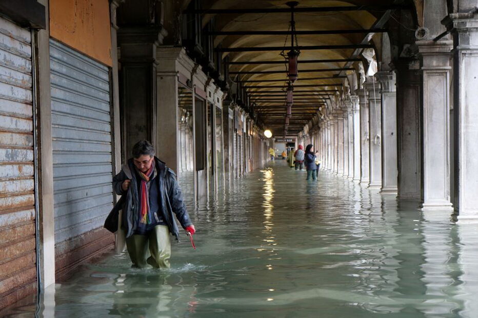 Ruas de Veneza em Itália inundam-se devido a chuvas torrenciais e levam turistas a calçar galochas