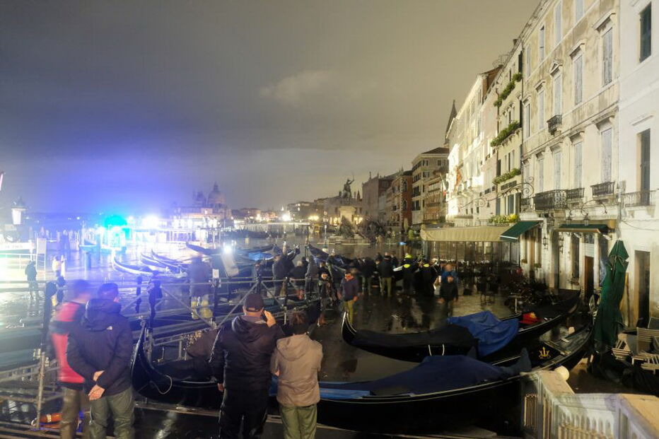 Ruas de Veneza em Itália inundam-se devido a chuvas torrenciais e levam turistas a calçar galochas
