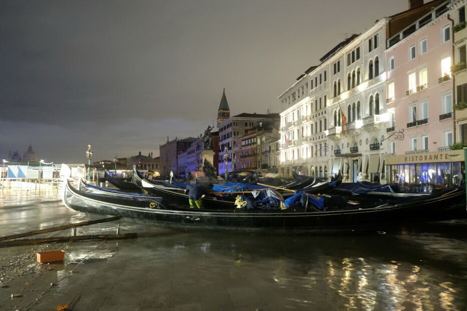 Ruas de Veneza em Itália inundam-se devido a chuvas torrenciais e levam turistas a calçar galochas