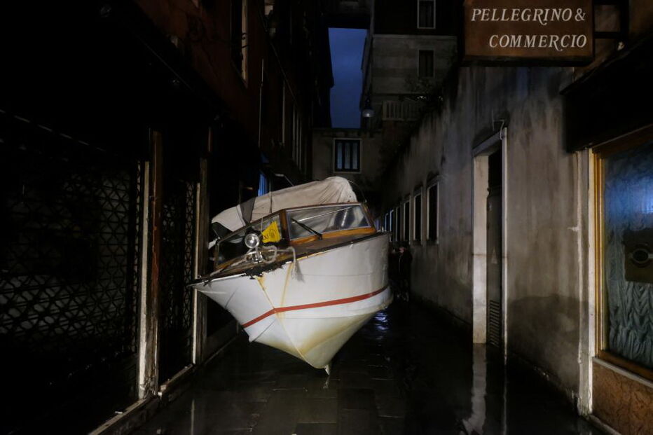 Ruas de Veneza em Itália inundam-se devido a chuvas torrenciais e levam turistas a calçar galochas