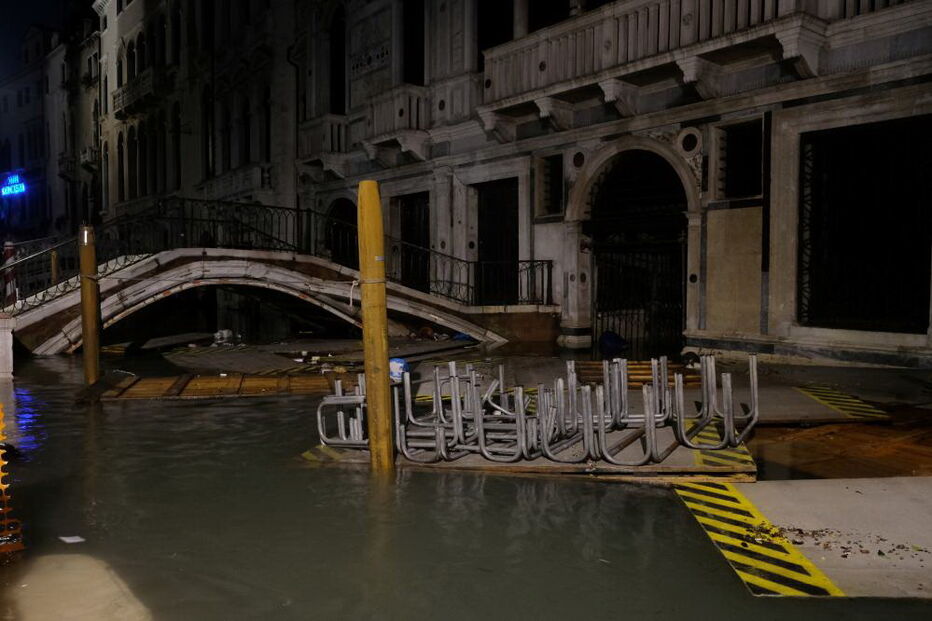 Ruas de Veneza em Itália inundam-se devido a chuvas torrenciais e levam turistas a calçar galochas