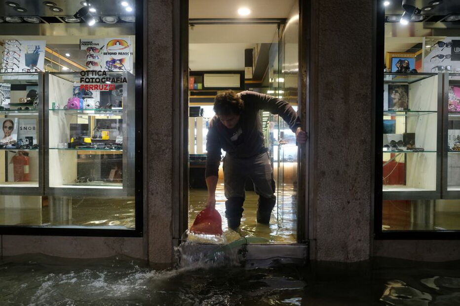 Ruas de Veneza em Itália inundam-se devido a chuvas torrenciais e levam turistas a calçar galochas