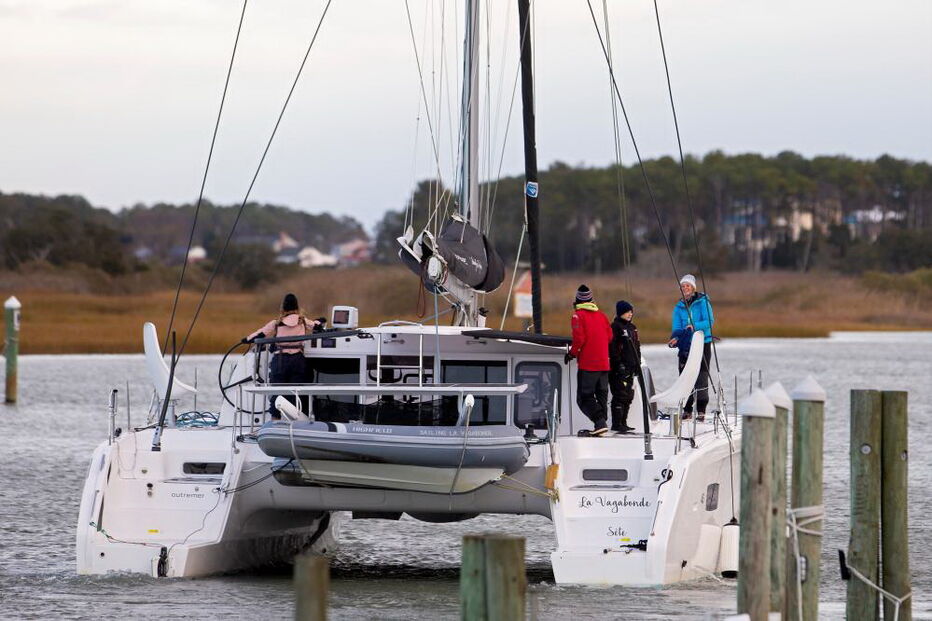 Jovem ativista sueca viaja a bordo do catamarã chamado La Vagabonde
