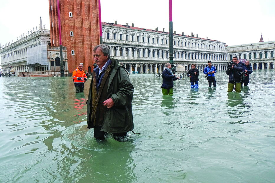 O presidente da Câmara de Veneza, Luigi Brugnaro, na Praça de São Marcos 