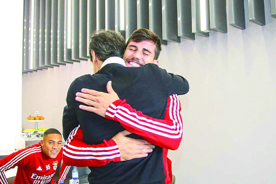 Gabriel abraçou o compatriota 