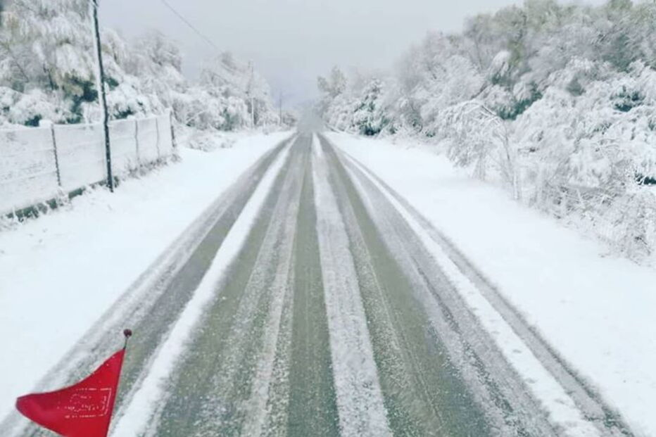 Neve corta estrada na Serra da Estrela