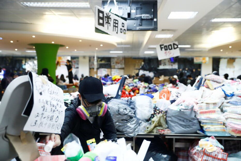 Manifestantes reforçam bloqueio e ocupam universidades em Hong Kong