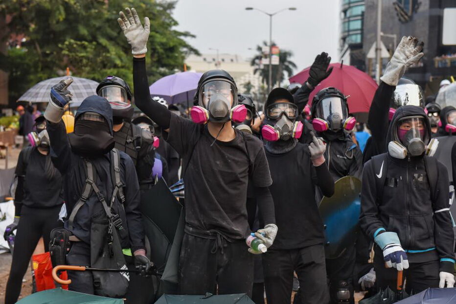 Manifestantes reforçam bloqueio e ocupam universidades em Hong Kong
