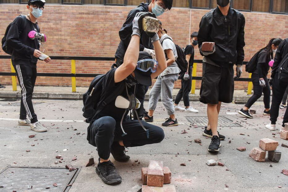 Manifestantes reforçam bloqueio e ocupam universidades em Hong Kong