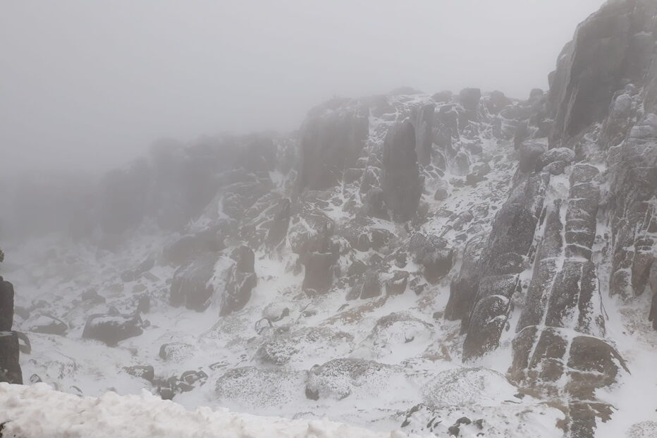 Manto de neve corta estradas na Serra da Estrela