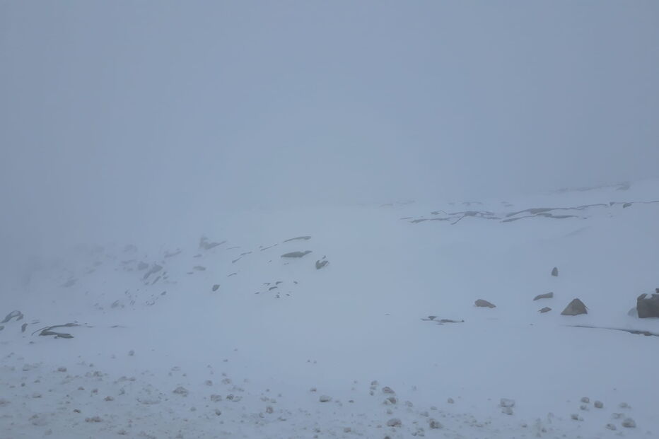 Manto de neve corta estradas na Serra da Estrela
