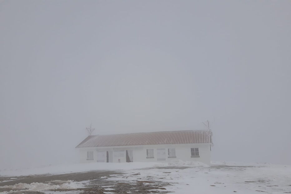 Manto de neve corta estradas na Serra da Estrela