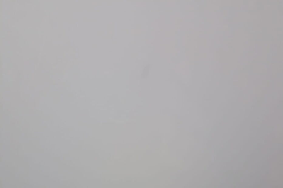 Manto de neve corta estradas na Serra da Estrela