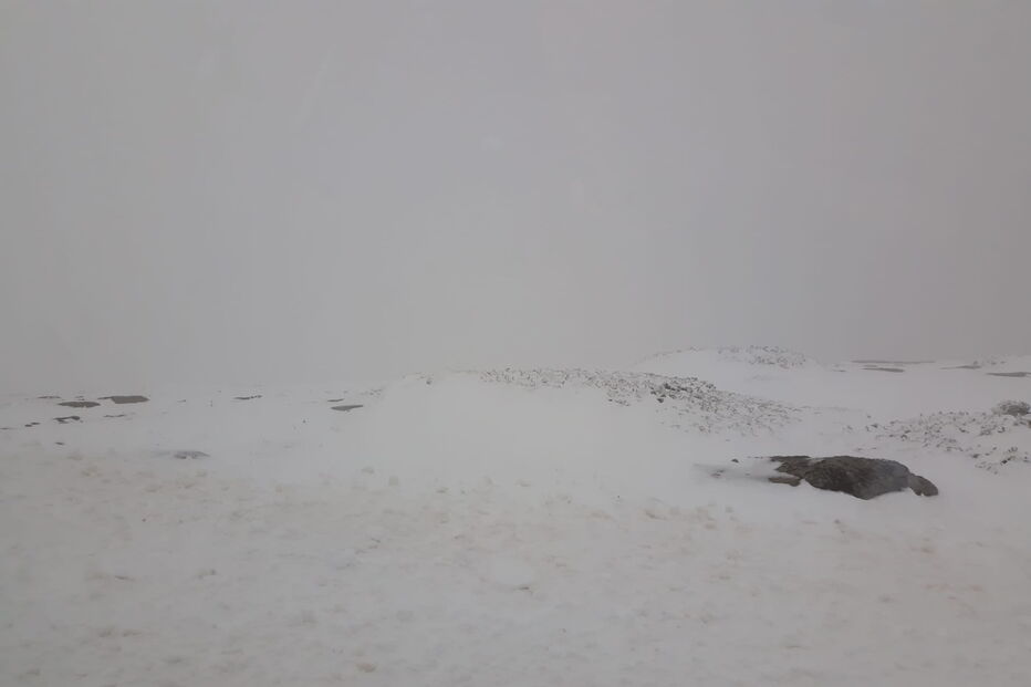 Manto de neve corta estradas na Serra da Estrela