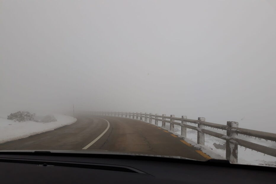 Manto de neve corta estradas na Serra da Estrela
