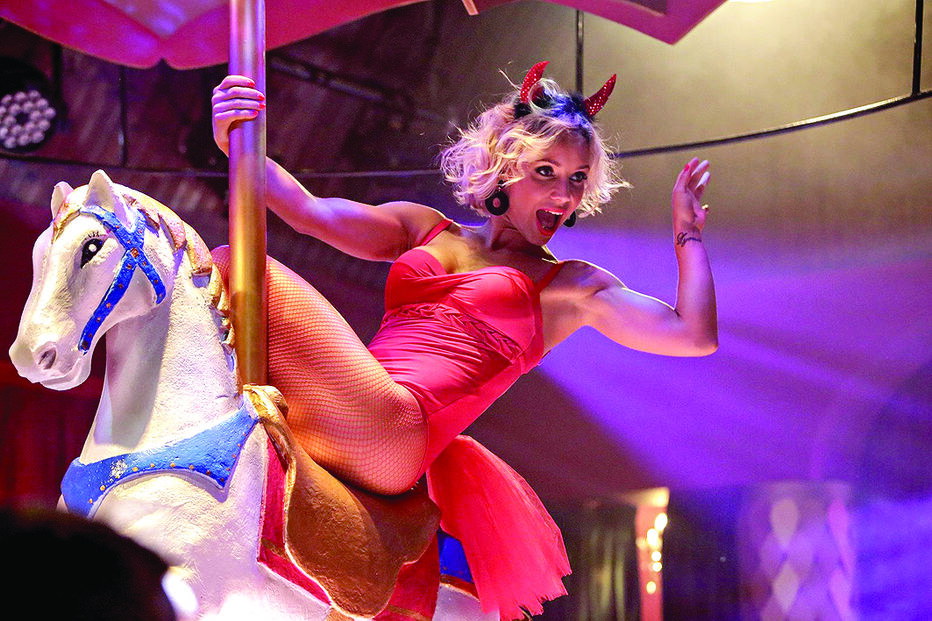 Luciana Abreu provocante na dança de varão