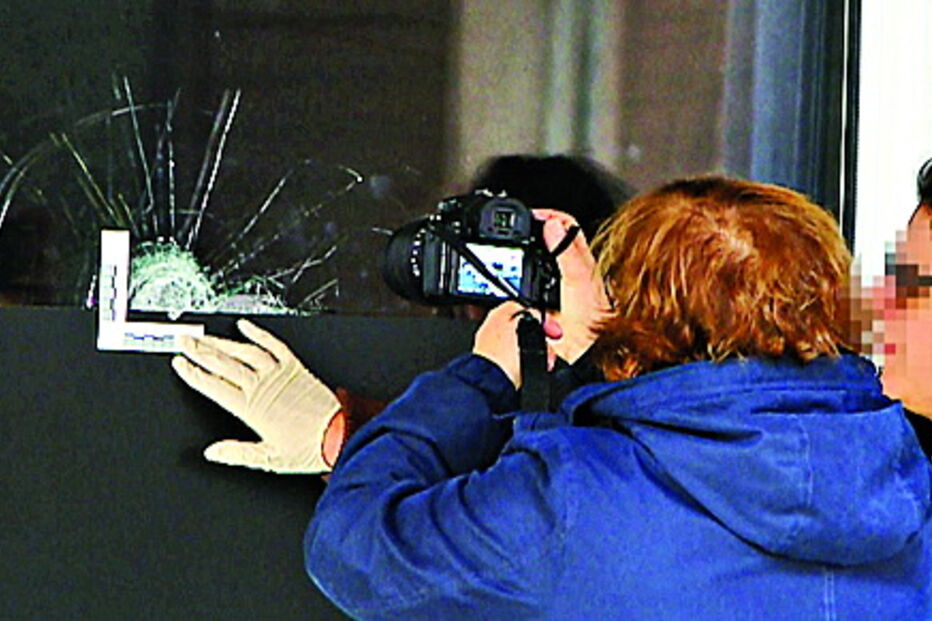 Buraco  na montra do estabelecimento provocado por um dos disparos