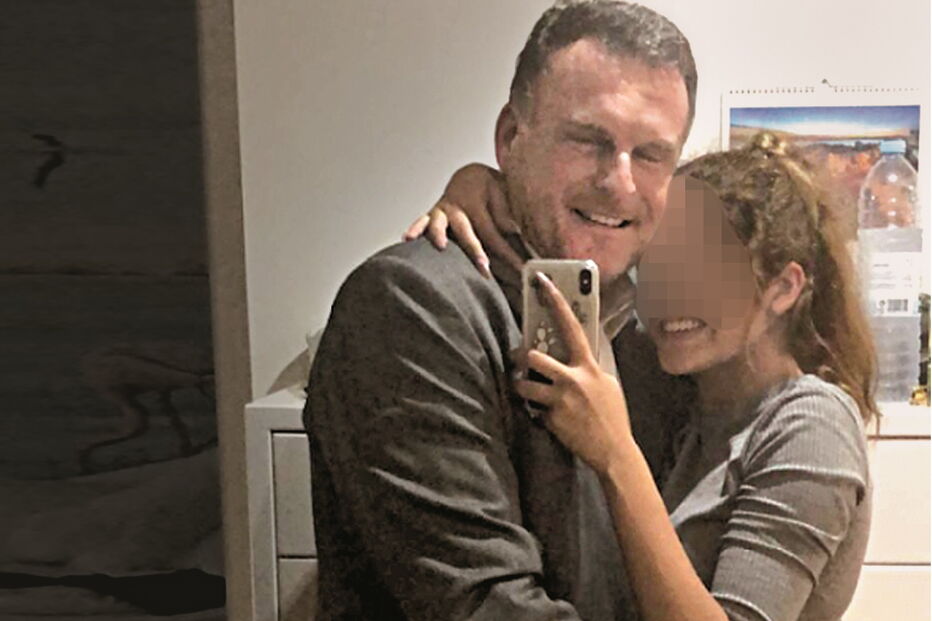 Matthias Schmelz, empresário alemão de 58 anos, num dos momentos de intimidade com uma das jovens