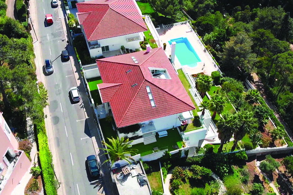 Moradia de luxo (em primeiro plano) fica junto a outras duas, com as quais  partilha uma piscina. A casa é mostrada nas redes sociais pelo próprio Schmelz 