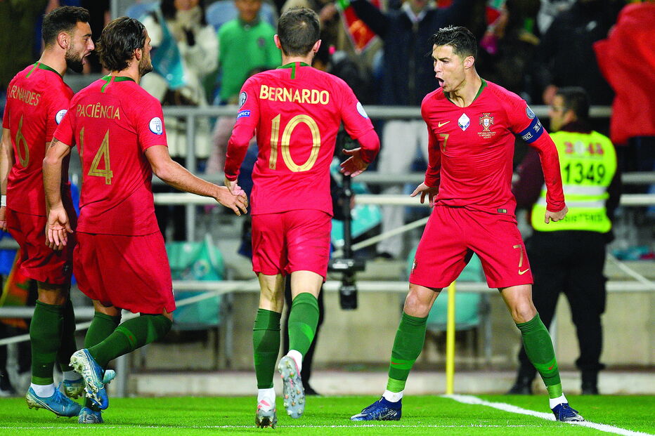 Ronaldo festeja um dos seus três golos. Fez o nono hat-trick pela seleção
