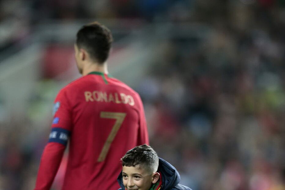 Homem e criança invadem relvado e conquistam abraço de Cristiano Ronaldo