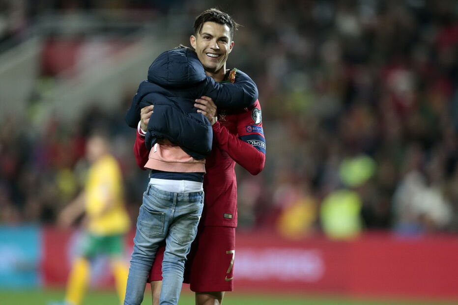 Homem e criança invadem relvado e conquistam abraço de Cristiano Ronaldo