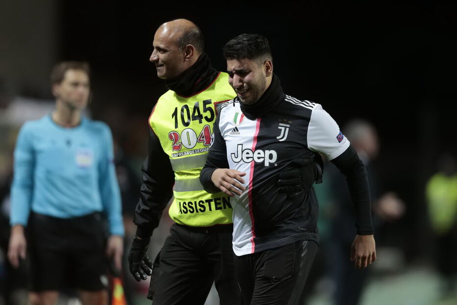 Homem e criança invadem relvado e conquistam abraço de Cristiano Ronaldo