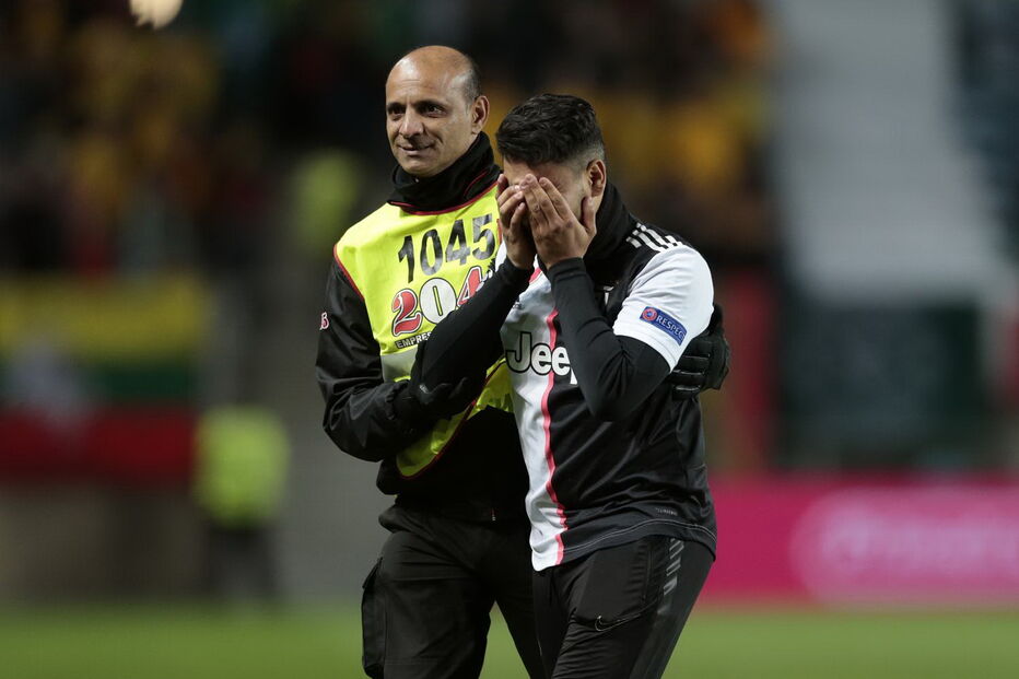 Homem e criança invadem relvado e conquistam abraço de Cristiano Ronaldo