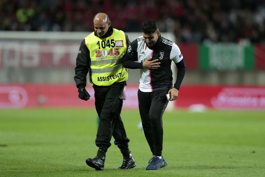 Homem e criança invadem relvado e conquistam abraço de Cristiano Ronaldo