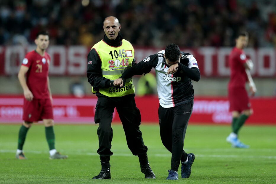 Homem e criança invadem relvado e conquistam abraço de Cristiano Ronaldo