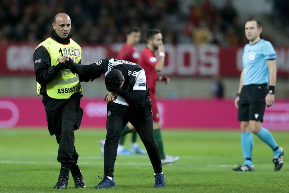 Homem e criança invadem relvado e conquistam abraço de Cristiano Ronaldo